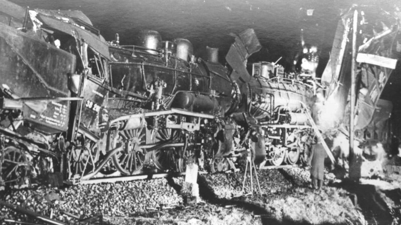 1954 waren zwei Güterzüge zwischen Landau und Wallersdorf frontal aufeinander geknallt, weil einem 18-jährigen Bahnbetriebsassistentenanwärter in der Fahrdienstleitung am Bahnhof Landau bei der Bedienung der Signalhebel ein folgenschwerer Irrtum unterlaufen war. Sechs Menschen kamen um's Leben.