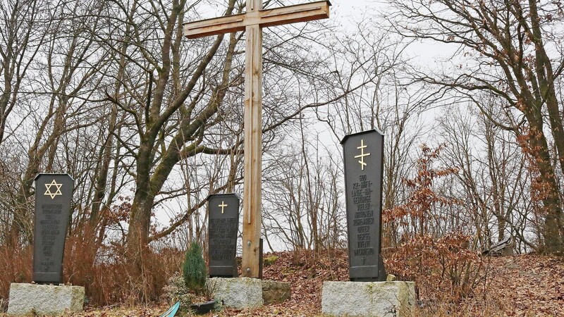Das russisch-orthodoxe und das christliche Kreuz sowie der Davidstern (von rechts) am Wetterfelder KZ-Mahnmal am Steinriegel stehen stellvertretend für die Glaubensrichtungen der Getöteten. Eine jährliche Andacht erinnert an die Morde, die sich nur wenige Hundert Meter weiter südlich ereigneten.