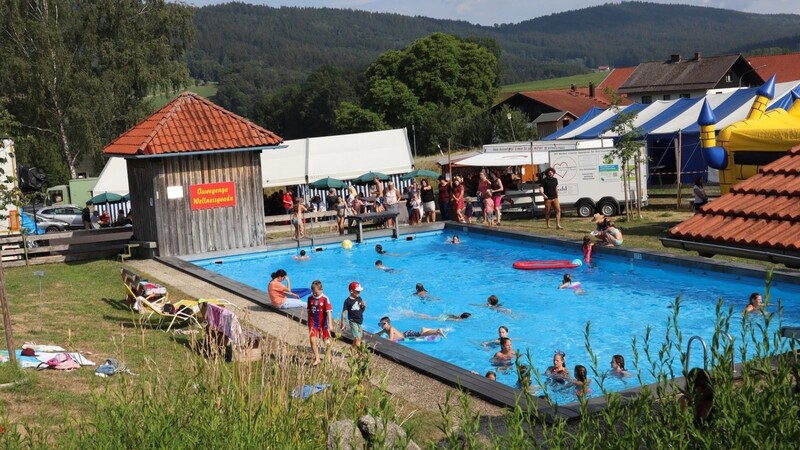 So soll es 2021 wieder aussehen: Die beliebte Poolparty im wohl kleinsten Freibad Bayerns.