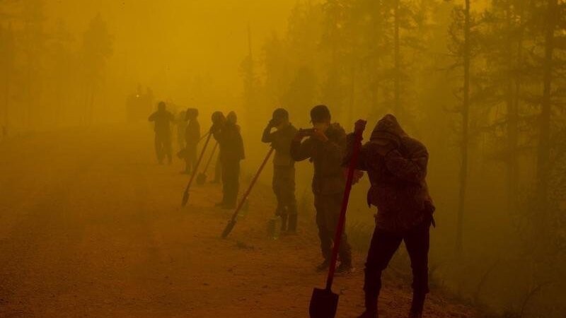 Freiwillige Helfer machen am Ort eines Waldbrands im Gebiet Gorny Ulus westlich von Jakutsk eine Pause. Das Ausmaß der verheerenden Waldbrände im Osten Russlands ist der Klimaexpertin Kirsten Thonicke zufolge "sehr beunruhigend".