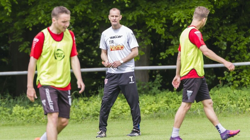 Fokussiert vor den Relegationsspielen: Jahn-Trainer Heiko Herrlich.