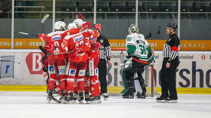 Die Eisbären Regensburg haben am Dienstagabend das Topspiel gegen Rosenheim gewonnen.