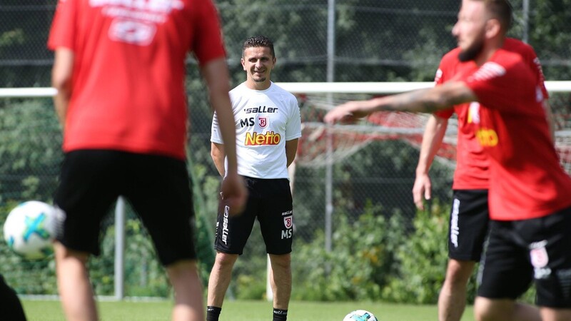 "Mit einem Lächeln kann man vieles bewirken", sagt Mersad Selimbegovic, seit 2017 Co-Trainer der Profis des SSV Jahn Regensburg.