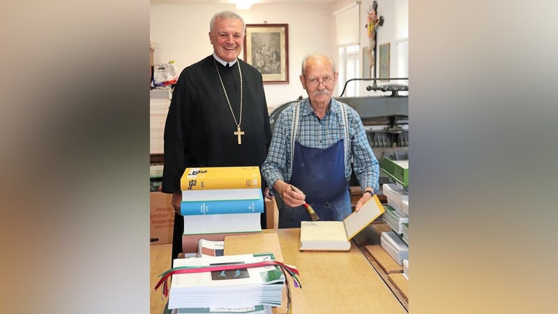 Abt Wolfgang M. Hagl gratulierte Buchbinder Kurt Liebl zum 80. Geburtstag und zu 66 Jahren Betriebszugehörigkeit.
