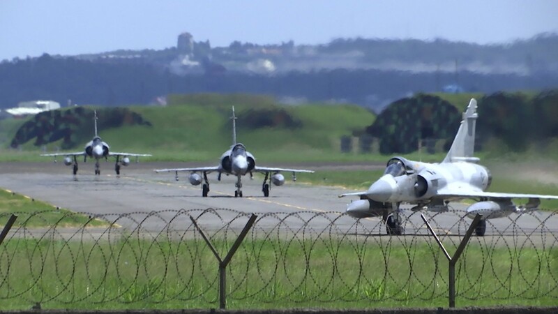 Mirage-Kampfjets der taiwanesischen Luftwaffe rollen über eine Landebahn auf einem Luftwaffenstützpunkt. Der Konflikt zwischen China und Taiwan spitzt sich zu.