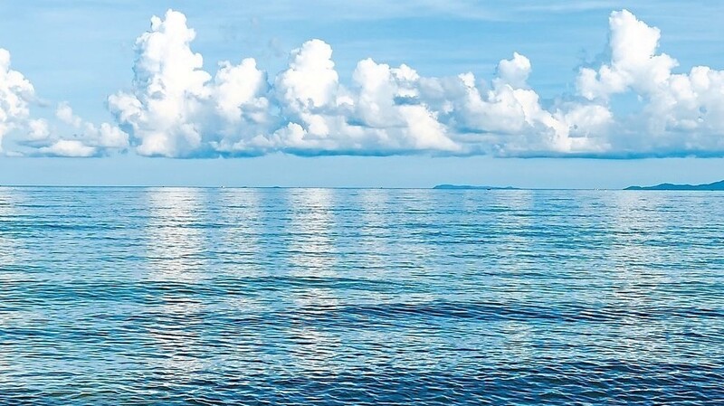 Findest du auch, dass ein Blick ins Meer sich unendlich anfühlt? Der Ozean ist ein Symbol für die Freiheit. Der passende Satz "As free as the ocean" spielt in dieser Kurzgeschichte eine große Rolle.