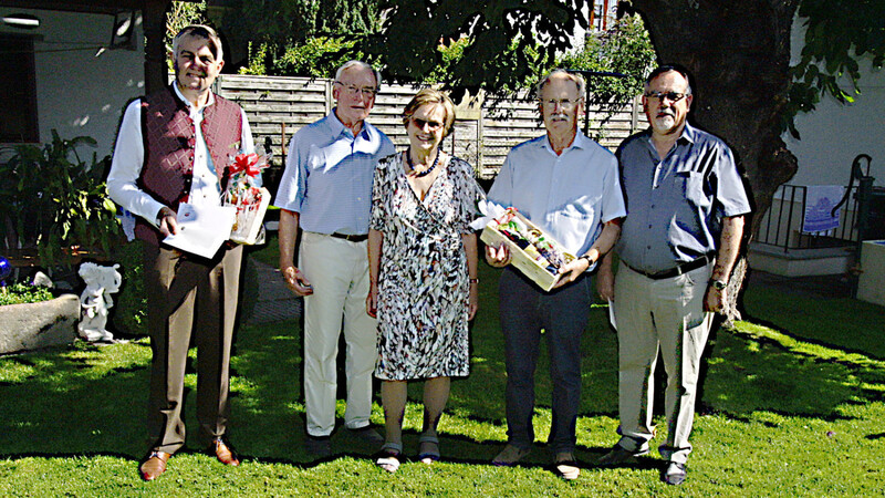 Jubilar Erich Böck (2. v. l.) mit Bürgermeister Josef Dollinger (v. l.), Bärbel Böck, Heimatvereinsarchivar Toni Schwaiger und Heimatvereinsvorsitzendem Toni Neumaier.