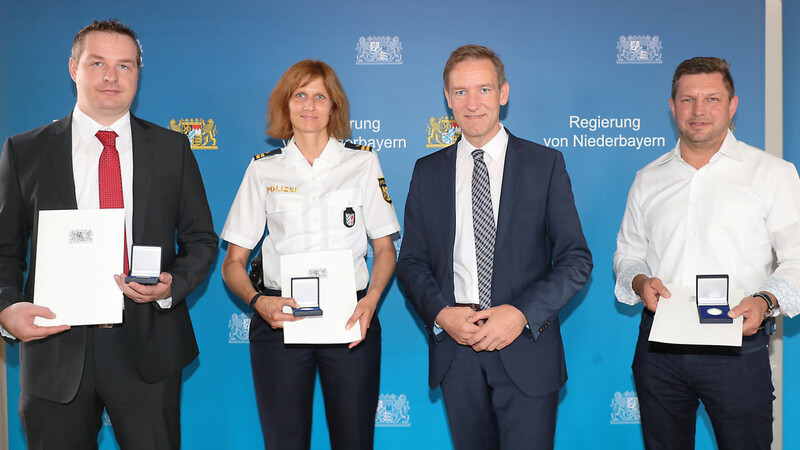 Polizeihauptmeister Alexander Geiger, Polizeioberkommissarin Nadine Schneider und Martin Sterl wurden gemeindam geehrt.