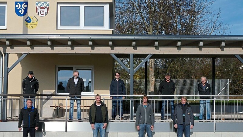 Ohne ihren Einsatz wäre die Erneuerung des Sportgeländes nicht möglich gewesen: Mitglieder der SpVgg Windischbergerdorf vor dem neuen Gerätehaus.