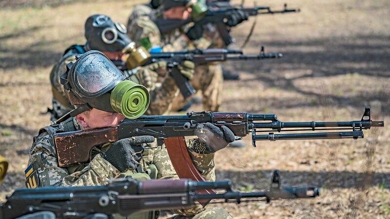 Freiwillige in der Ukraine lernen das Schießen: Der russische Angriffskrieg auf die Ukraine lässt Munitionshersteller mehr Kriegsmunition herstellen. Jäger haben da oft das Nachsehen.