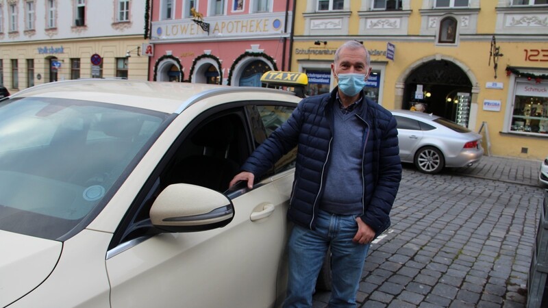 Reinhold Fütterer ist einer von vielen Taxifahrern in Straubing. Ihm geht es wie momentan allen seinen Berufskollegen: Die Aufträge sind extrem zurückgegangen.