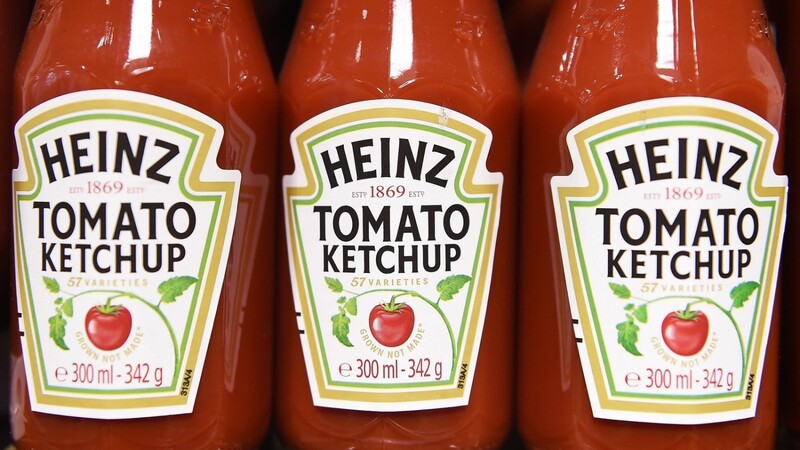 Flaschen von "Heinz Ketchup" stehen in einem Regal: Europäische Sonderabgaben werden auf Produkte wie Tomatenketchup erhoben.