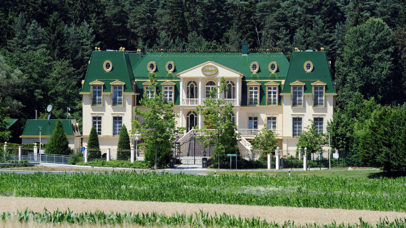 Das Privatschloss des früheren Ofenunternehmers Karl-Heinz Kago, aufgenommen im Juli 2010 in Postbauer-Heng (Kreis Neumarkt in der Oberpfalz).
