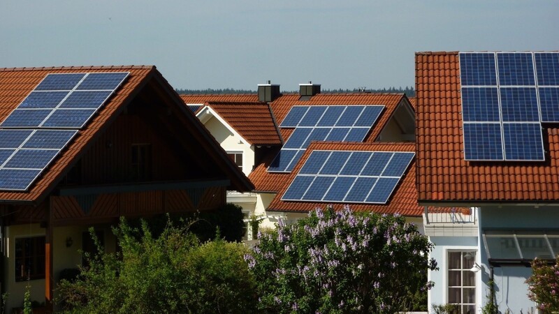 Hausdächer mit Photovoltaikanlagen: In Train lässt sich das Solarpotenzial hierfür über die gemeindliche Homepage erkunden, womit die Kommune eine Vorreiterrolle einnimmt.