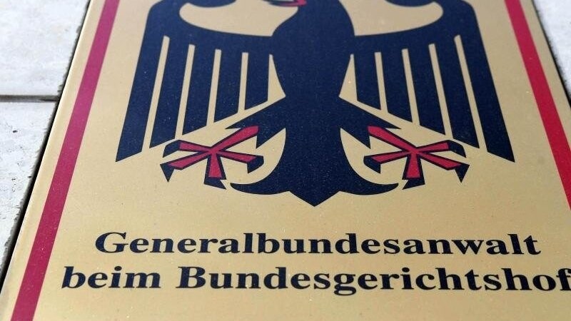 Ein Hinweisschild mit Bundesadler und dem Schriftzug "Generalbundesanwalt beim Bundesgerichtshof".