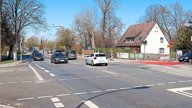 Kurzfristig gesperrt hat das Staatliche Bauamt am Freitag die rechte Fahrspur auf der Konrad-Adenauer-Straße in Fahrtrichtung A 92. Die halbseitige Sperrung der Schönaustraße geht von der Stadt aus und wurde auf Freitag vorgezogen.
