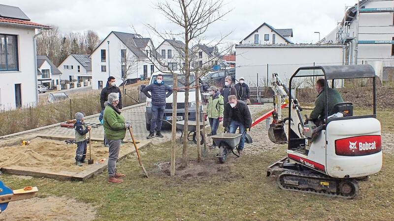 Interfraktionelle Aktion des Attenkirchener Gemeinderats für die Kinder: Zwei gespendete Bäume wurden am vergangenen Samstag gepflanzt.