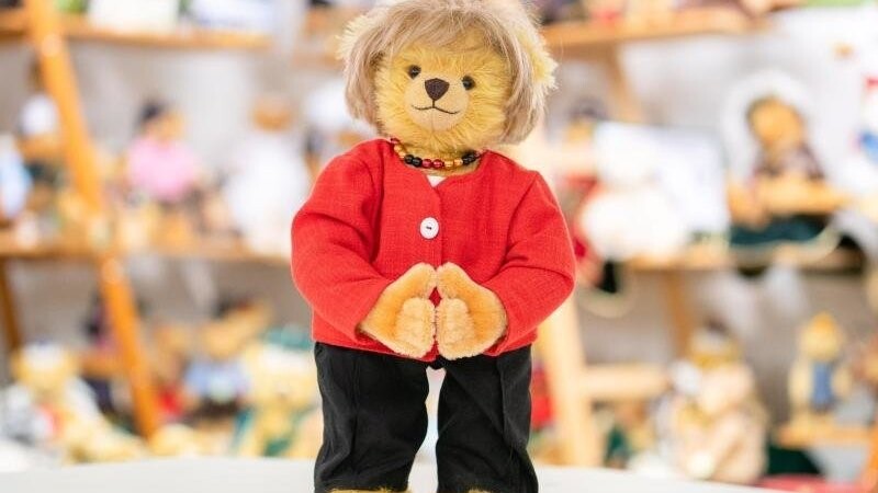 Ein Merkel-Teddy steht im Musterraum der Teddy-Fabrik Hermann in Coburg.