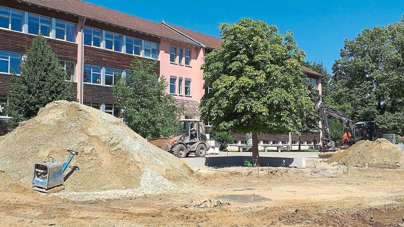 Während der Großen Ferien laufen die Sanierungsarbeiten im Pausenhof der Mainburger Grundschule auf Hochtouren