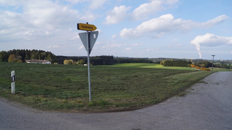 Zwischen Karwill (links) und Haubenberg soll auf einer Fläche von rund 3,7 Hektar eine Photovoltaik-Anlage entstehen.