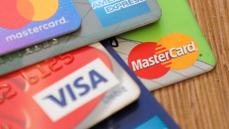 Debit- und Kreditkarten werden oft verwechselt. Das kann im Urlaub zum Problem werden.