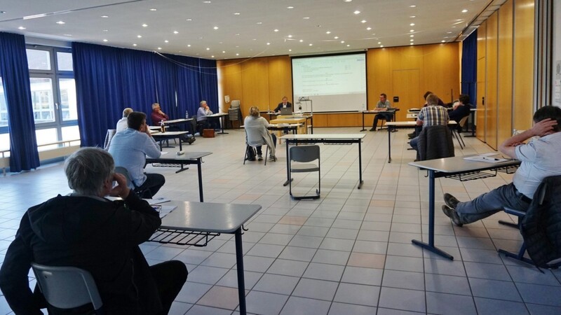 Die Abstandsregeln wurden bei der Marktratssitzung in der Aula der Wolfgang-Spießl-Schule eingehalten.