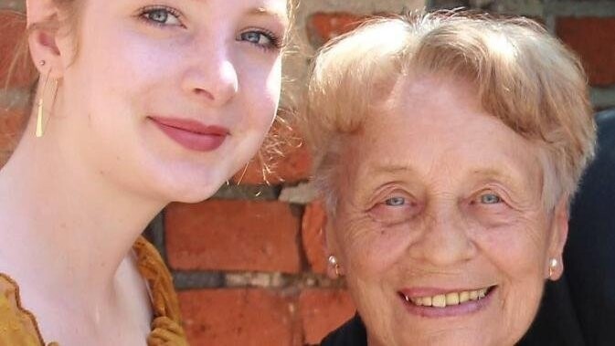 Leonie mit ihrer Oma Marga Listl.