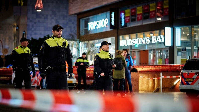 Im Zentrum von Den Haag hat am 29.11.2019 ein Mann mit einem Messer um sich gestochen und drei Menschen verletzt.