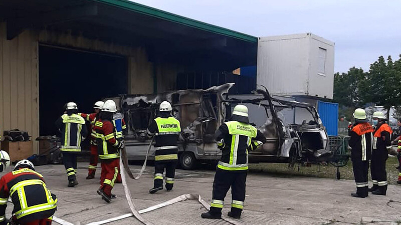 Im Gewerbepark Spörerau in Wang ist am Samstagnachmittag eine Lagerhalle in Flammen aufgegangen
