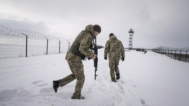 Ukrainische Grenzsoldaten patrouillieren an der ukrainisch-russischen Landesgrenze.