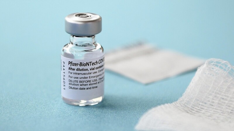 Ein Fläschchen mit dem Corona-Impfstoff des Mainzer Pharma-Unternehmens Biontech und seines US-Partners Pfizer.