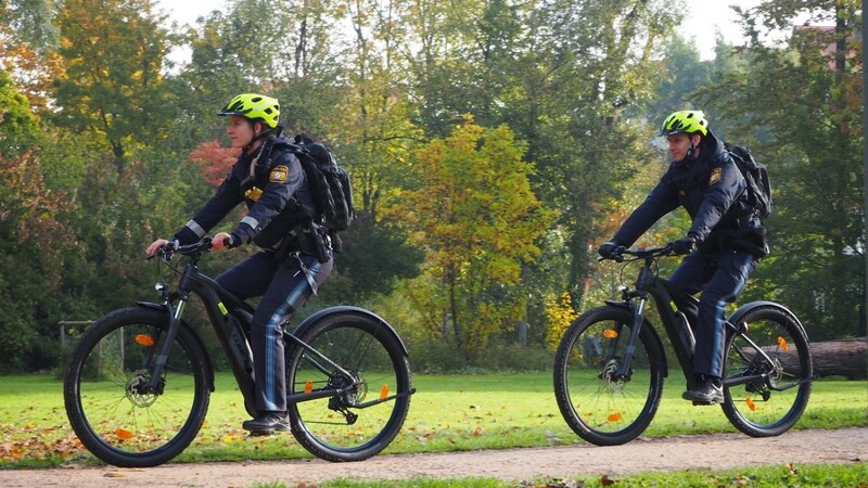 Zwei Polizisten sind in Landshut mit dem Fahrrad unterwegs (Archivbild).