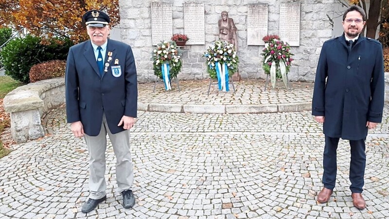 KSV-Vorsitzender Ernst Limmer und Bürgermeister Adalbert Hösl (von links) am Kriegerdenkmal.