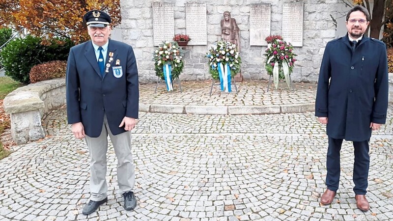 KSV-Vorsitzender Ernst Limmer und Bürgermeister Adalbert Hösl (von links) am Kriegerdenkmal.
