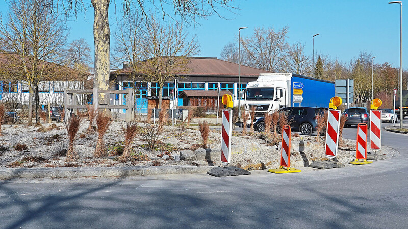 Schadensbehebung ist derzeit am vielbefahrenen Mainburger Kreisverkehr angesagt.