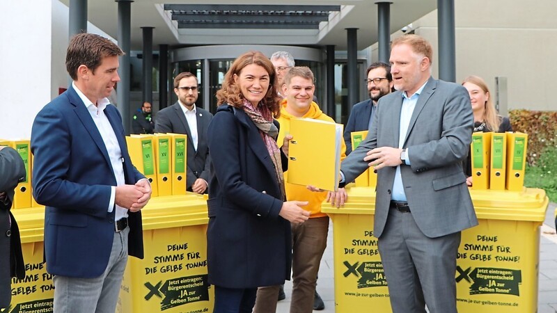 Für die Tonne: Landrätin Tanja Schweiger (Mitte) empfing Ende Oktober Unterschriften von der Kreis-CSU (mit Rainer Mißlbeck, rechts).