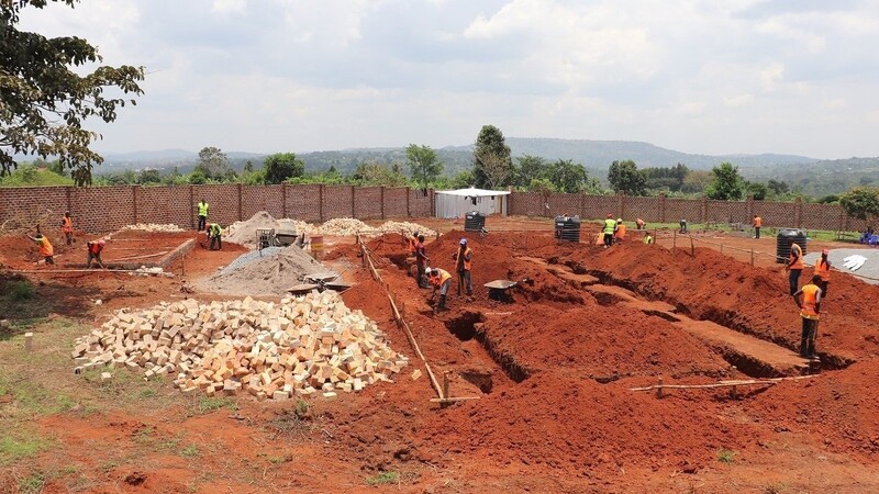 Die Bauarbeiten an der ersten Schule in Uganda, die mit Spenden aus dem Landkreis Deggendorf - über den Rotary Club Deggendorf - finanziert wird, haben bereits begonnen.