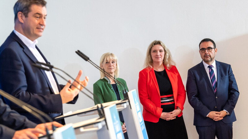 Ministerpräsident Söder (l.) mit den neuen Kabinettsmitgliedern (v.l.): Carolina Trautner, Kerstin Schreyer und Klaus Holetschek.