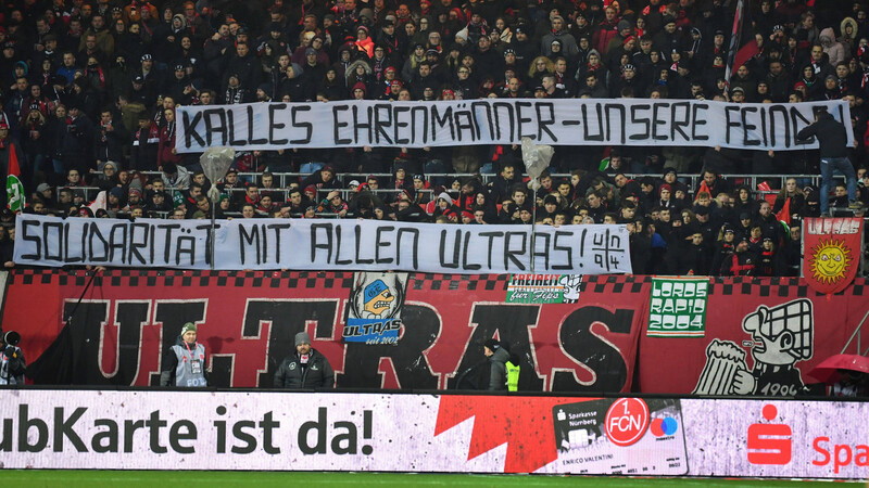 "Kalles Ehrenmänner" erklären die Ultras zu ihren Feinden.