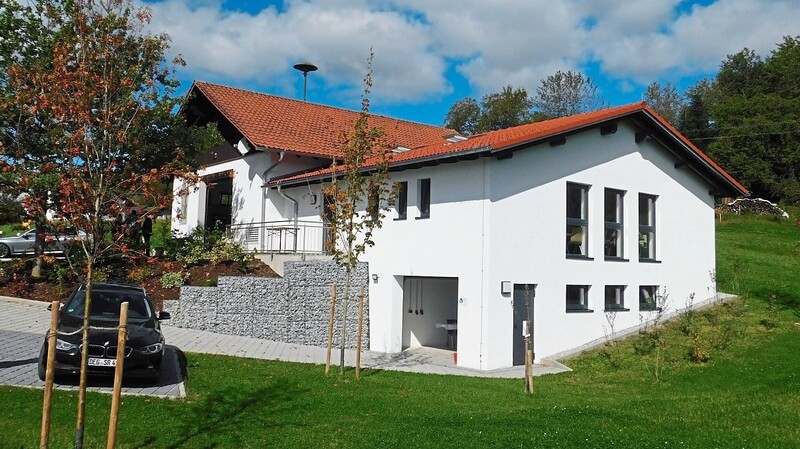 Der neue Anbau des Dorfgemeinschaftshauses an das Winsinger Feuerwehrgerätehaus fügt sich gut in die Landschaft ein.