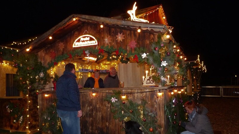 Stimmungsvolle Illuminationen verleihen dem "Hötzinger Weihnachtsdorf", das heute seine Pforten öffnet, eine bezaubernde Atmosphäre.