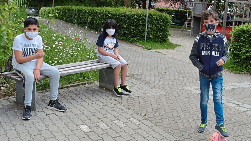 Mit Masken und einem Abstand von mindestens 1,5 Metern verbringen die Schüler zur Zeit die Pausen.