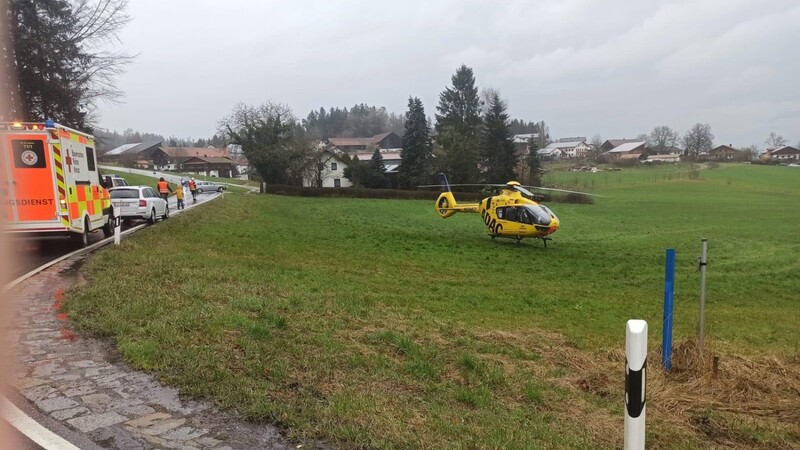 Bei Reichsdorf ist die Staatsstraße derzeit halbseitig gesperrt. Ein Hubschrauber ist im Einsatz.