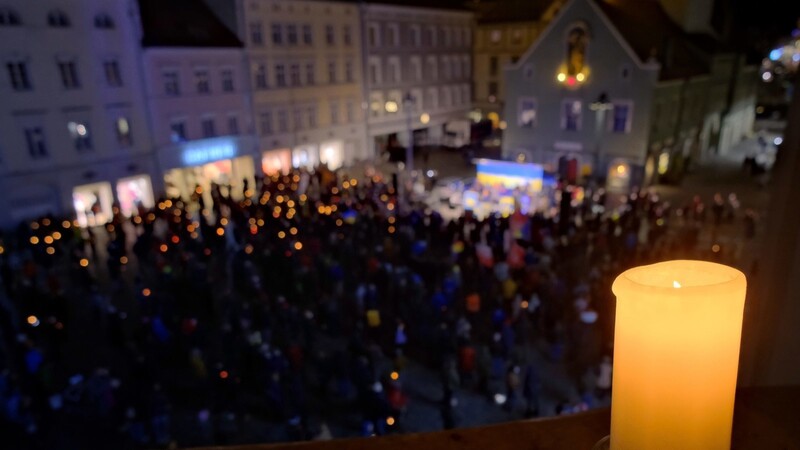 Eine Friedensdemo für Solidarität mit der Ukraine fand am Freitagabend am Stadtplatz statt.
