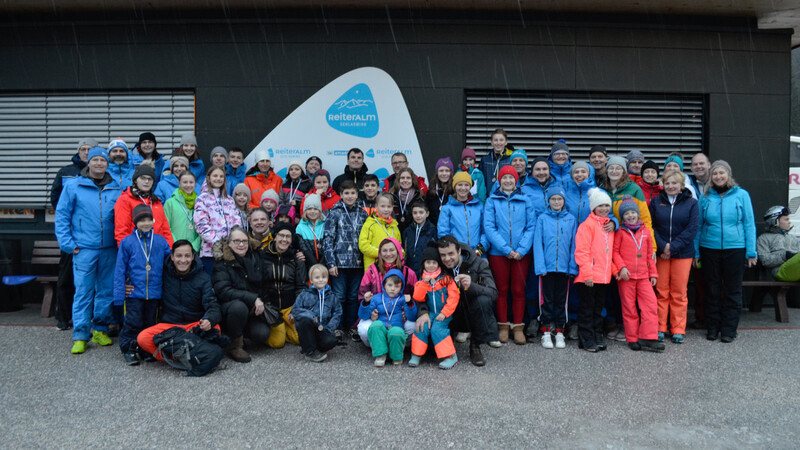 Teilnehmer, Eltern, Skilehrer und die Vorstandschaft des Skiclubs Vilsbiburg bei den diesjährigen Dezember-Skikursen.
