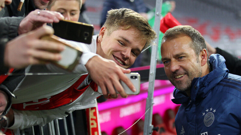 Selfie mit dem BVB-Besieger: Hansi Flick (r.) nach seinem ersten Einsatz als Bundesliga-Cheftrainer.