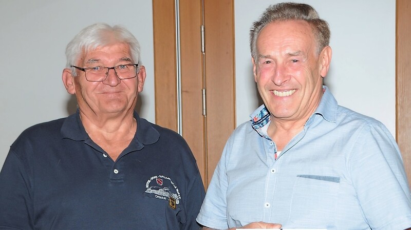 Der zweite Vorsitzende Hans Renner erhielt für sein Engagement um den Motorsport-Club Landau im ADAC von Vorsitzendem Helmuth Zapf die goldene Ehrennadel des ADAC Südbayern ausgehändigt.