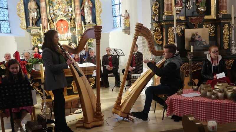 Im Mittelpunkt des Altarraums die Harfen von Maria Weinfurtner und Tobias Probst.