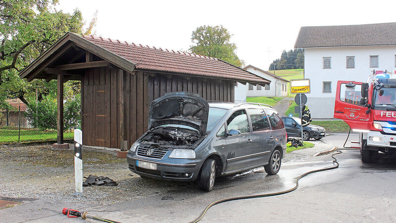 Am Mittwochnachmittag fing ein VW bei Fernsdorf zu brennen an. Verletzt wurde niemand .