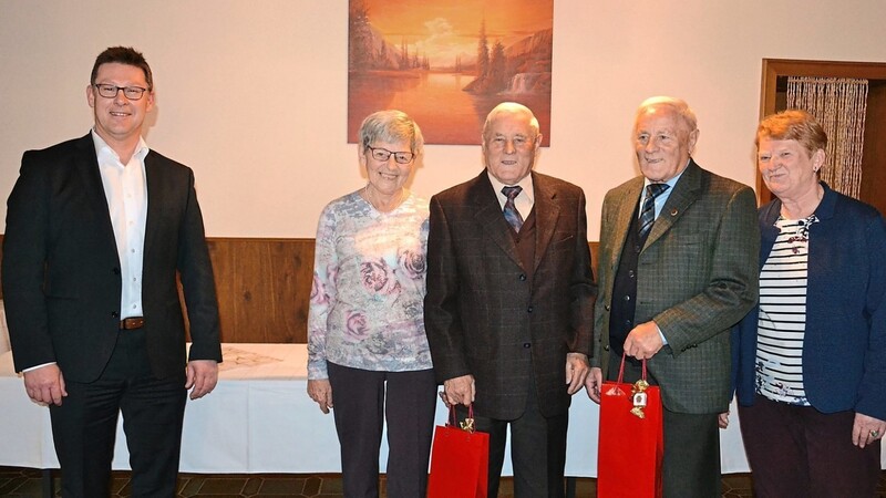 Mit den Zwillingen Georg (Mitte) und Johann Sommerer (2. v. r.) durfte Bürgermeister Helmut Fichtner zwei Jubilaren gleichzeitig zum 80. Geburtstag gratulieren.